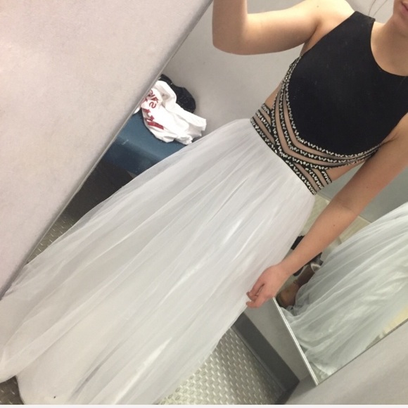 Size 3 prom dress with open back - Picture 5 of 5